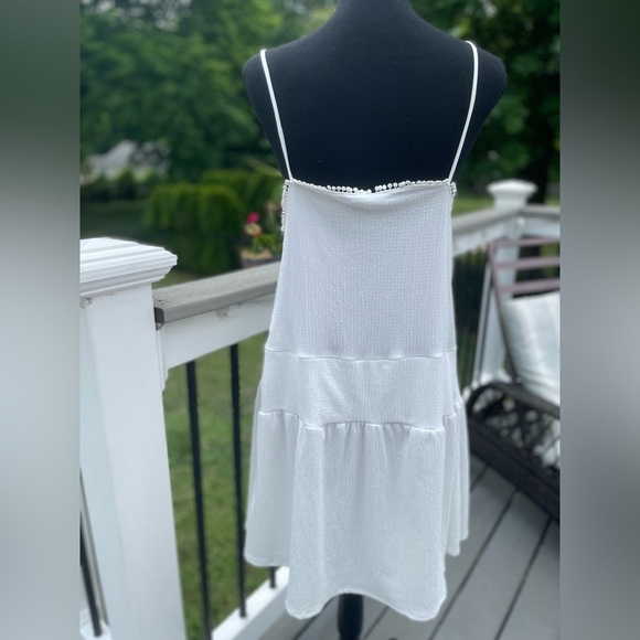 Zara Elegant White Mini Dress with Floral Accents - Picture 8 of 8